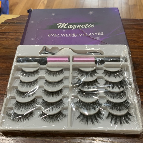 Eyeliner &eyelashes - Picture 2 of 4